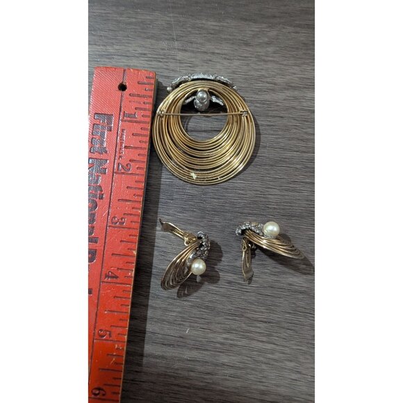 Vintage Gold-Tone Brooch & Clip-On Earrings Set With Faux Pearls & Rhinestones - Picture 6 of 8